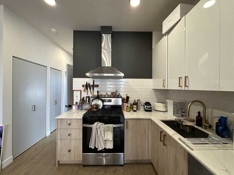 Building Photo - 843 N Mozart St