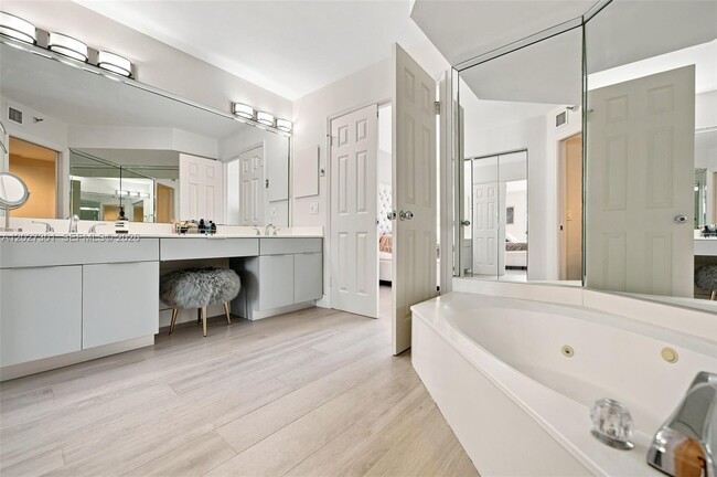 Building Photo - 3500 Mystic Pointe Dr