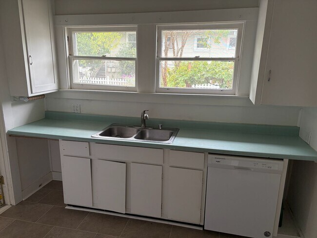 Building Photo - Terrific Fairfax Location**Washer/Dryer**Yard**Storage**Parking**