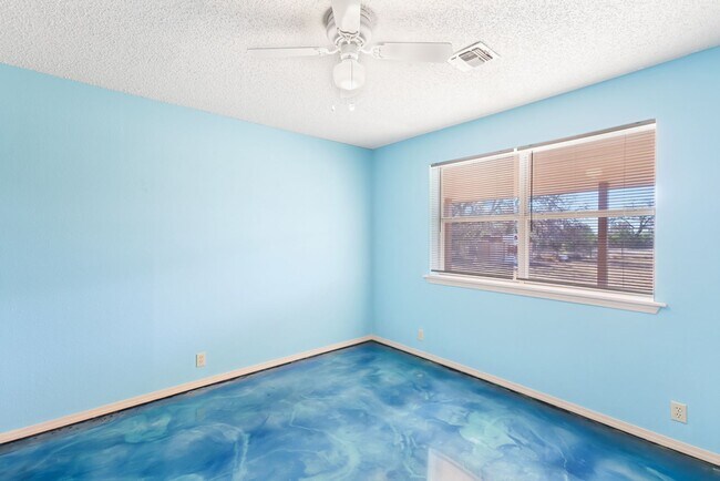 Building Photo - Hill Country Retreat