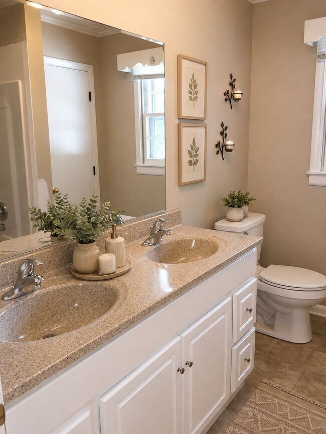 Building Photo - Spacious 3/4 Bedroom, 2 Bathroom Home with Garage and Basement on Holly Street