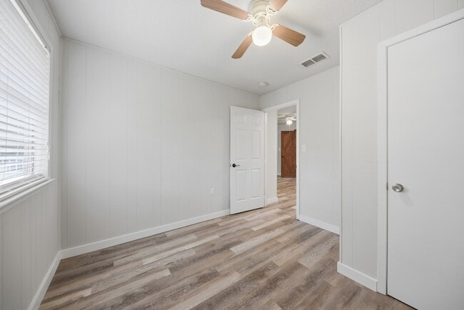 Building Photo - 9481 Lake Forest Cir