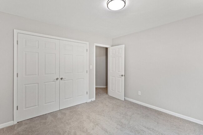 Building Photo - 5BR/3BA with Fresh Paint and New Carpet in...