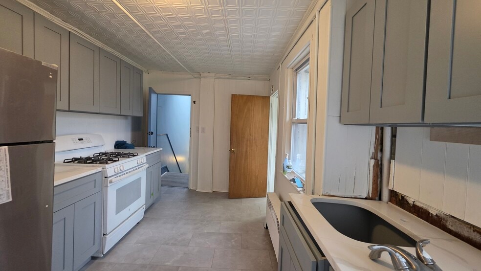 Building Photo - 204 3rd St