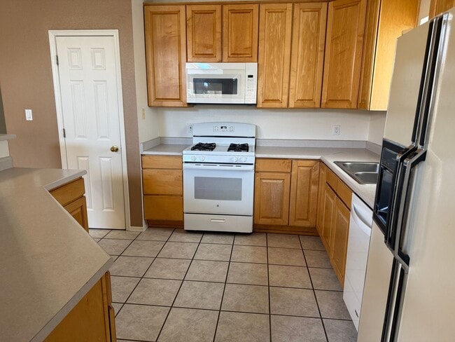 Building Photo - Nice 3Br, 2Ba, fireplace in living room, landscaped yards, great location.