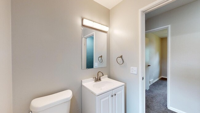 Building Photo - 3 Bedroom/1 bathroom renovated townhouse.