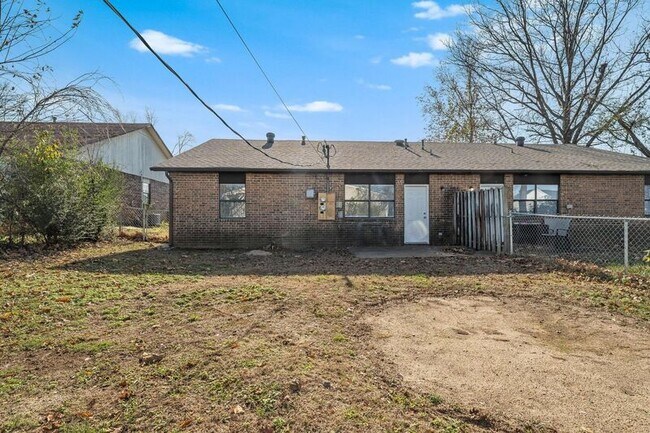 Building Photo - 2409-2411 Magnolia St