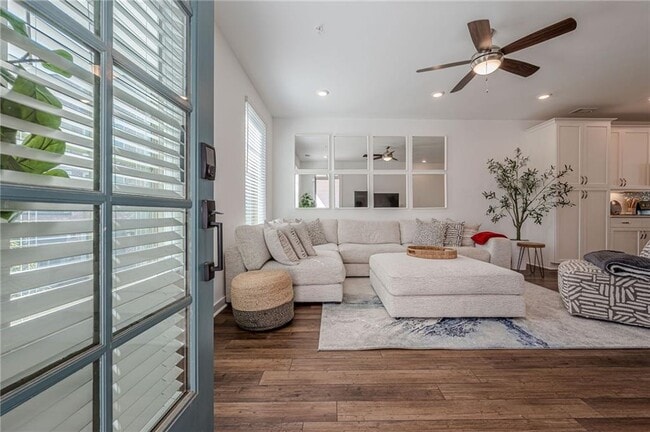 Building Photo - 515 Burton Dr