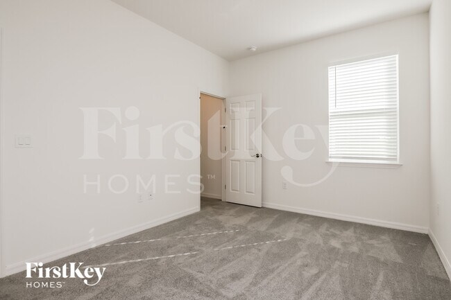 Building Photo - 585 Crown Rose Dr