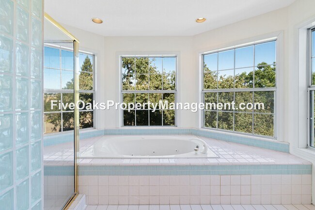 Building Photo - 2025 Moonstone Cir