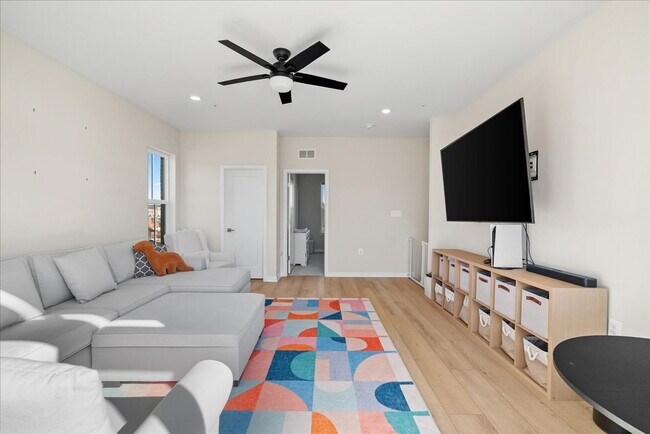 Building Photo - Stunning 4BR / 4.5BA End-Unit Townhome in Brambleton - Built in 2024!