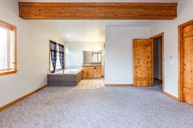 Building Photo - 115 Crestview Terrace