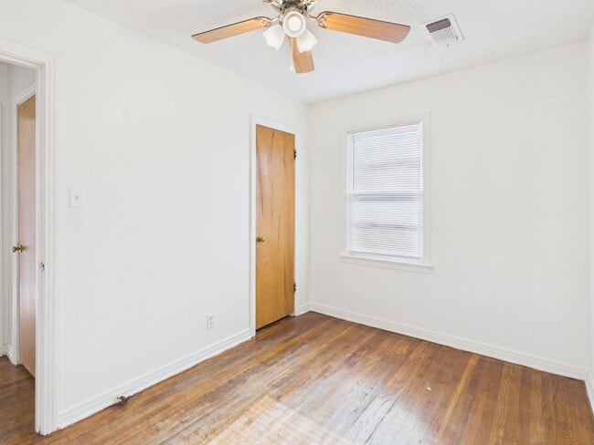 Building Photo - Spacious 2 bedroom 2 living areas 1 bath with a garage!