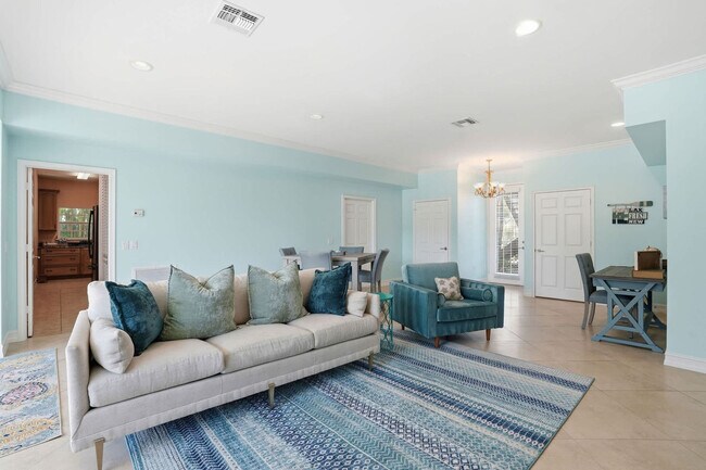 Building Photo - 3011 Pine Tree Dr