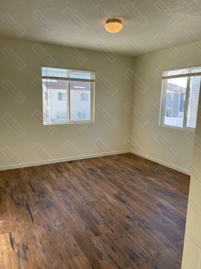 Building Photo - 3 bedrooms, 2.5 bath Townhouse