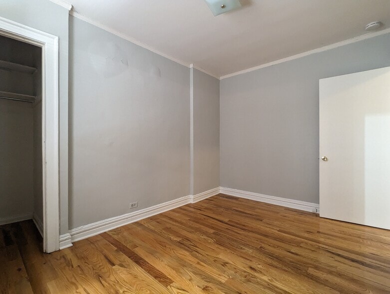 Building Photo - 429 W Roscoe St