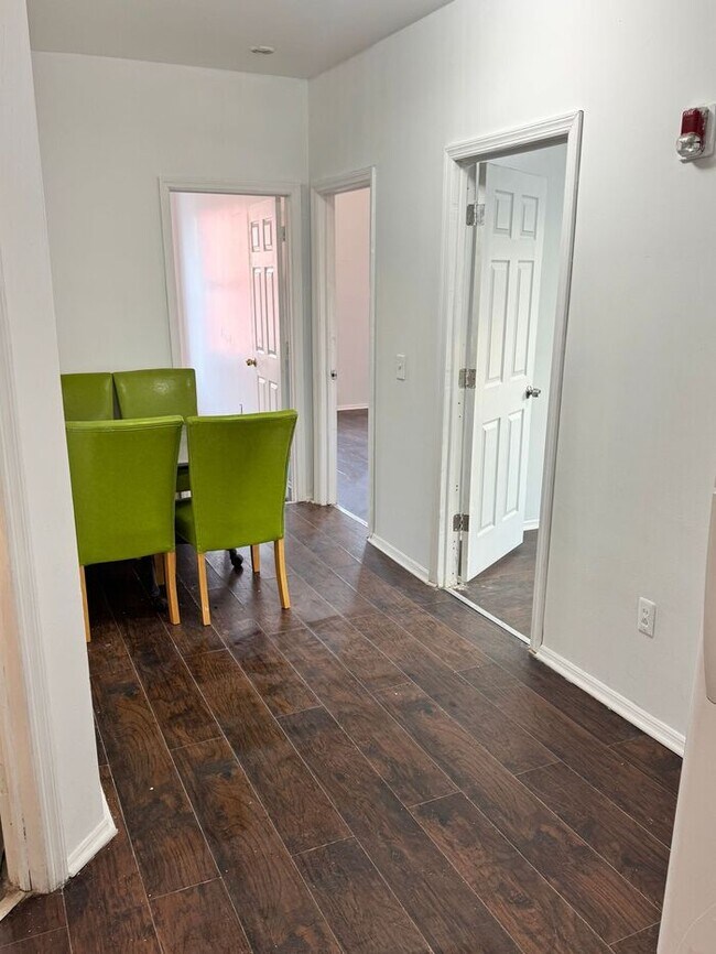 Building Photo - 3 Bedroom Apartment w Free Heat