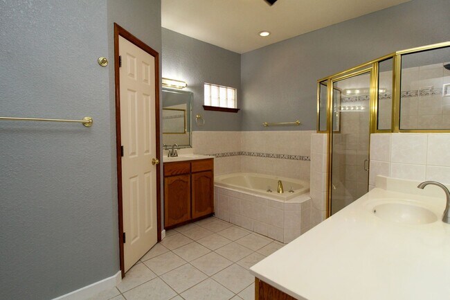 Building Photo - 2081 Paseo Del Prado Dr