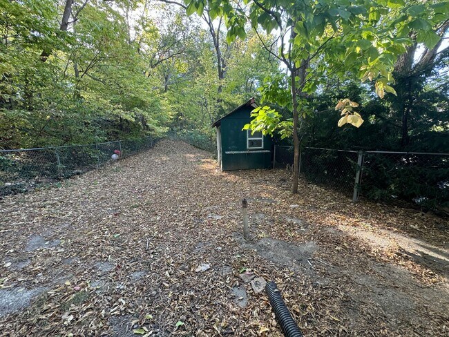 Building Photo - 5 Bedroom Rental in Moline