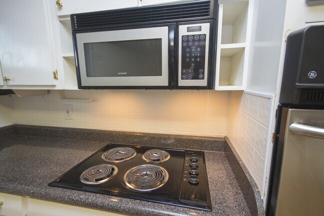 Building Photo - 1/2 off first month rent move in special