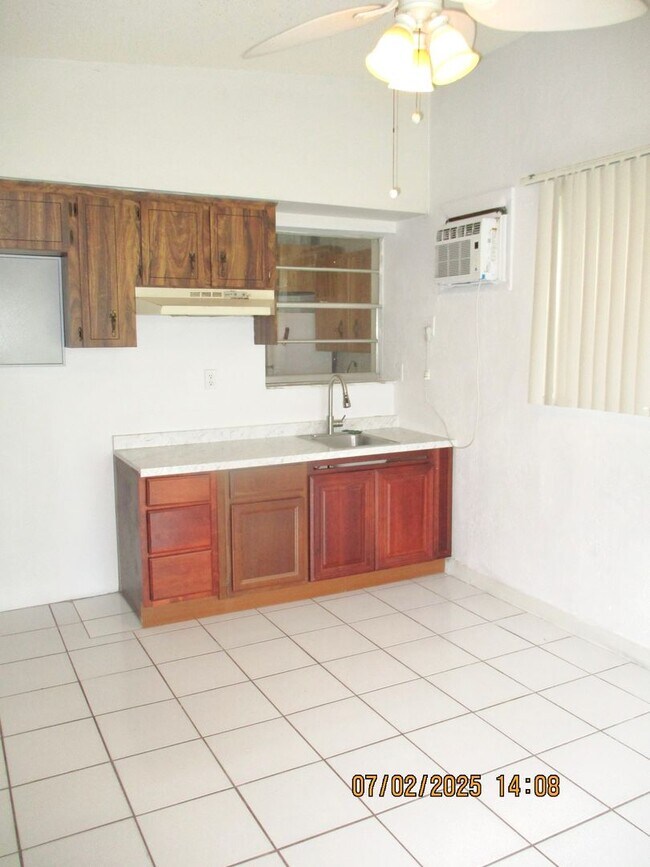 Building Photo - Spacious 3-Bedroom, 2-Bathroom Home in Des...