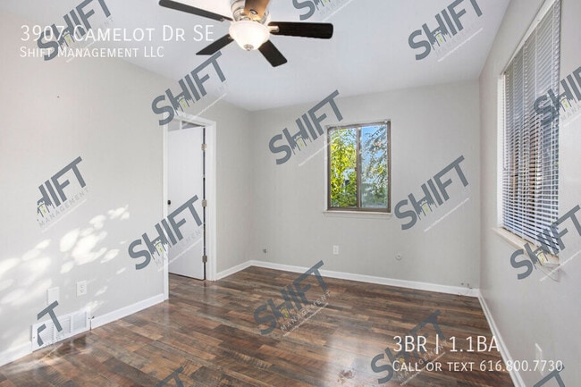 Building Photo - 3907 Camelot Dr SE