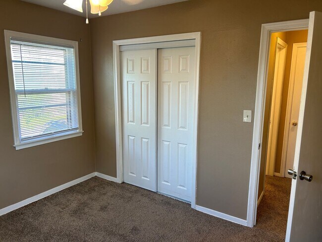 Building Photo - Upper level 1 Bedroom in W St Paul!! Move ...