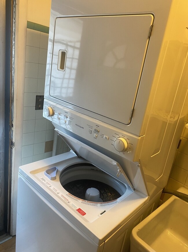 Building Photo - 156 Park Pl