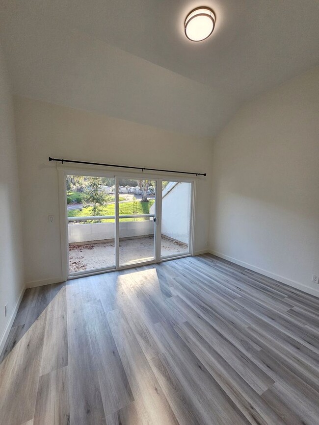 Building Photo - Gorgeous COMLETELY RENOVATED 3 Bed/2.5 Bat...