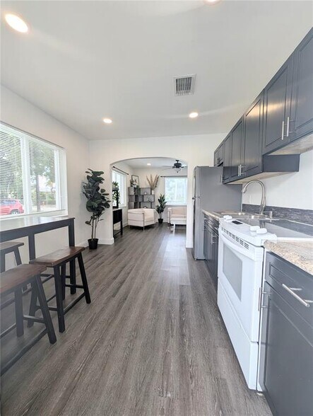 Building Photo - 1108 N 19th Ave