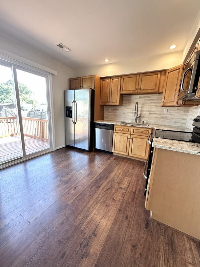 Building Photo - Charming Updated Home in Prime Chesapeake Location – Spacious Layout & Modern Touches!
