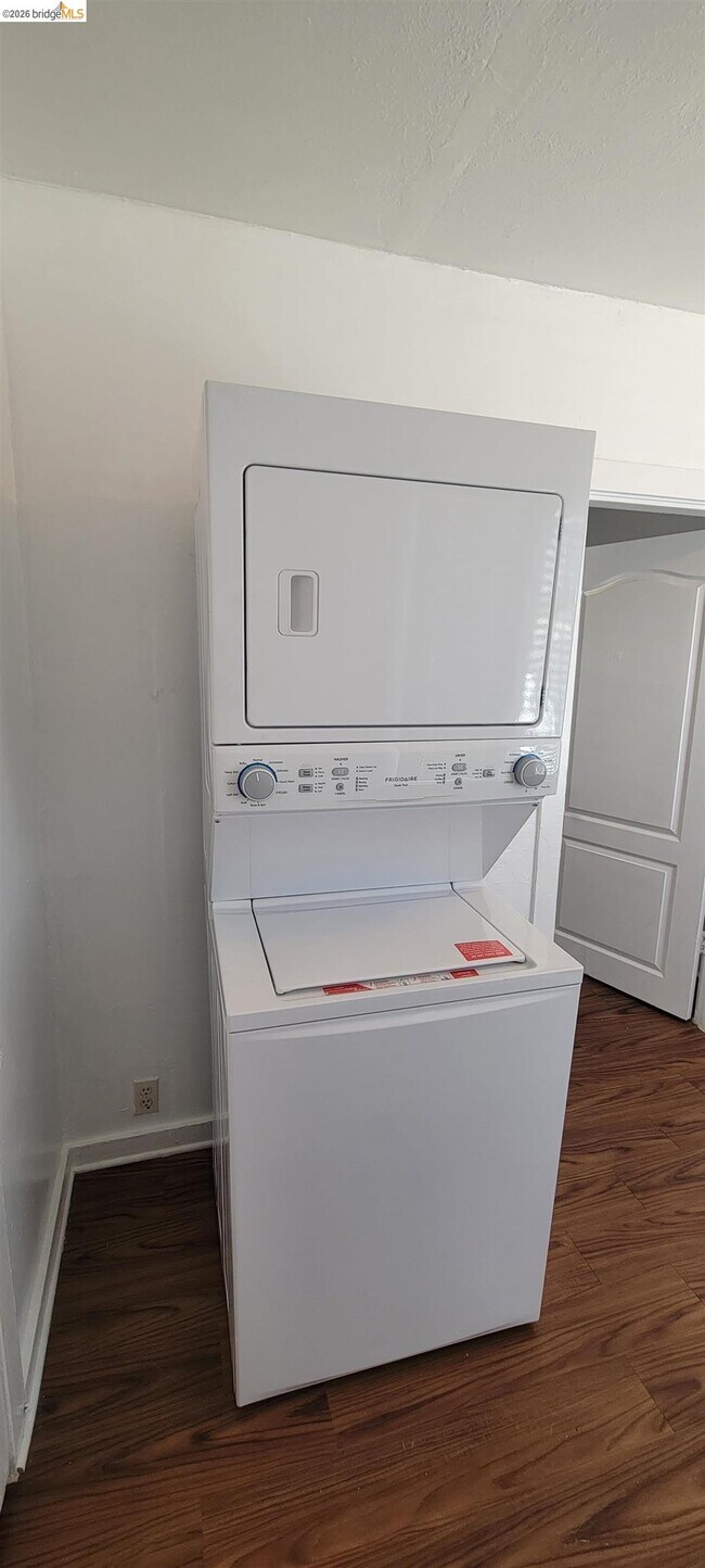 Building Photo - 1325 E 21st St