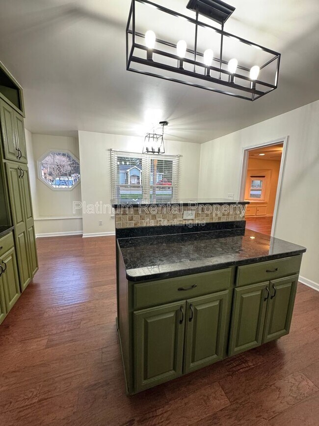 Building Photo - 1886 Benson Ave SE