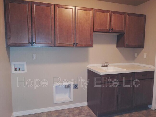 Building Photo - 1555 Promontory Bluff View