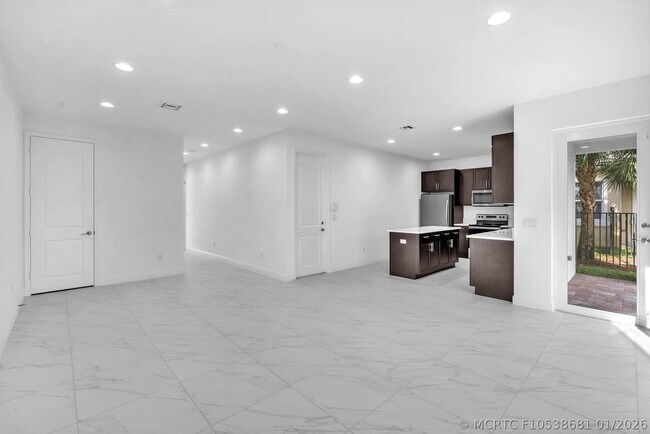 Building Photo - 6947 Pines Cir