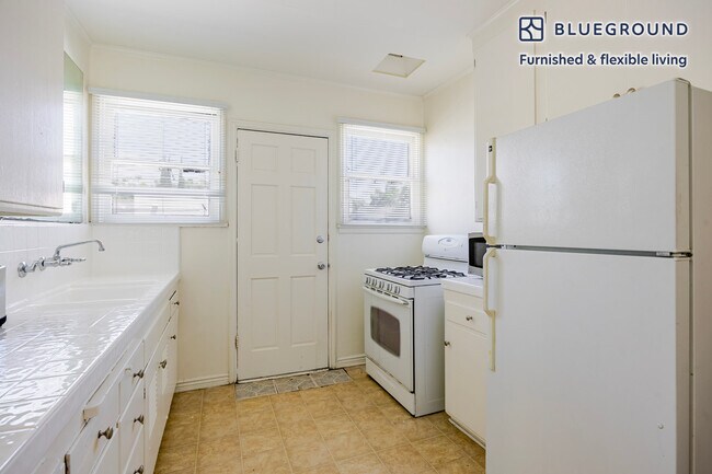 Building Photo - 136 S Roxbury Dr