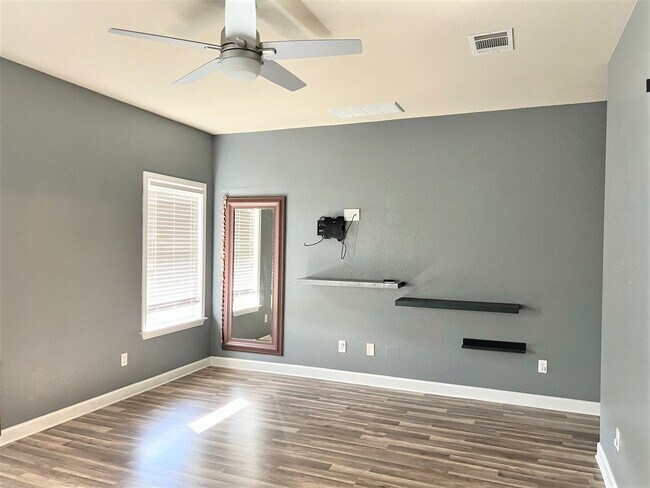 Building Photo - Renovated 3-bedroom Home in Huttoparke
