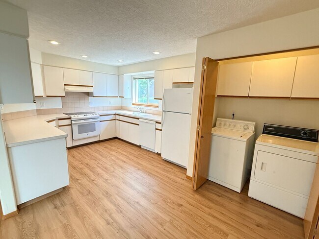 Building Photo - Large 980sq. 1 bedroom apartment with attached garage plus 1 parking space