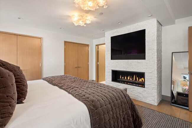 Building Photo - 447 E Cooper Ave