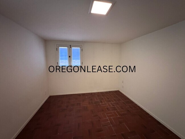 Building Photo - One bedroom downtown Eugene Apartment