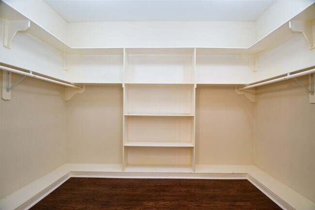 Building Photo - 5211 Holly View Dr