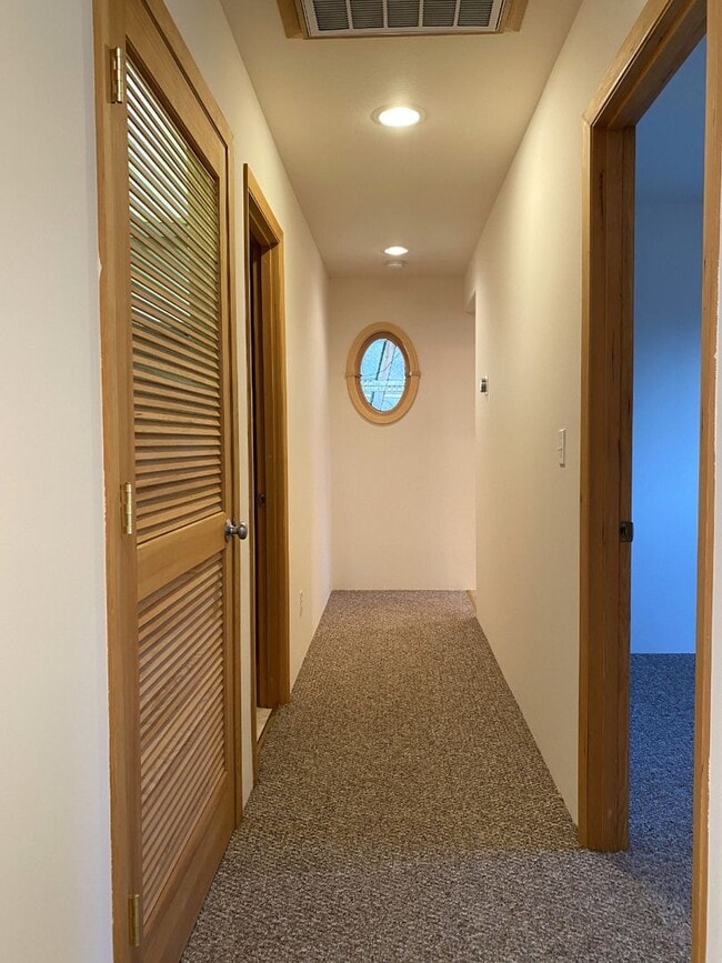 Building Photo - Townhouse On Private Drive In White Salmon, WA