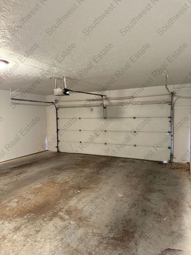 Building Photo - Spacious 4 bedroom 2 bath brick home