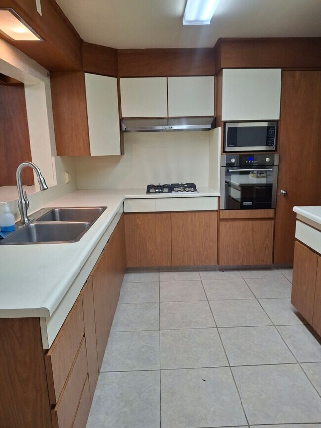 Building Photo - COMING SOON!!! Beautiful South Land Park h...