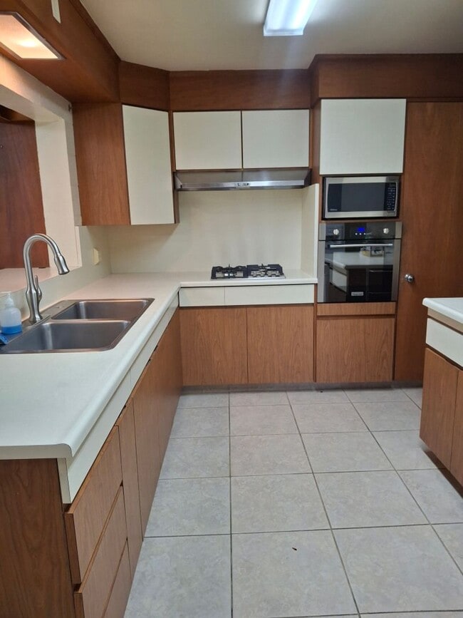 Building Photo - SHOWINGS: MONDAY, 10/13 * WEDNESDAY, 10/15...