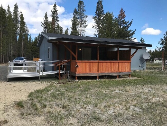 Building Photo - Quiet Home Out of Town