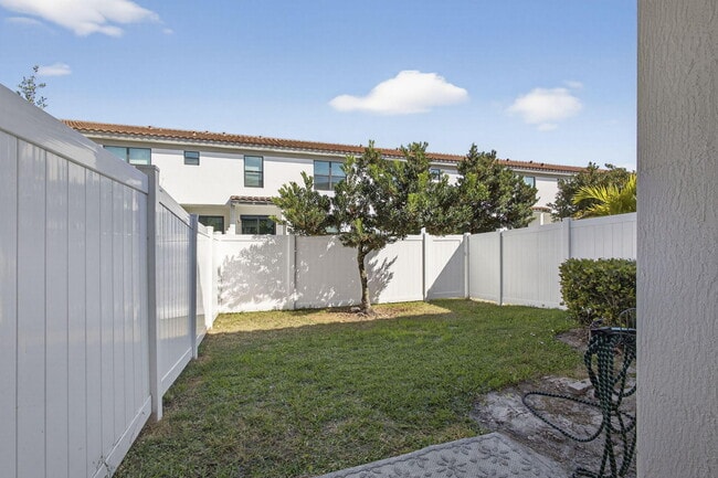 Building Photo - 4408 Hemlock Dr