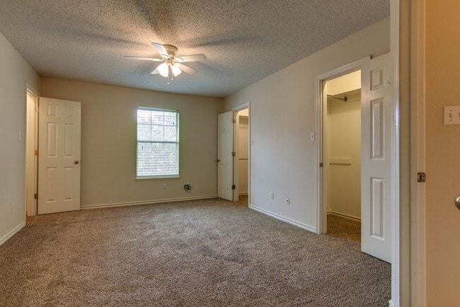 Building Photo - Townhome on Skyline Boulevard For Rent!