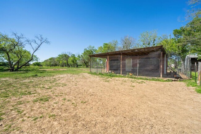 Building Photo - 381 FM86