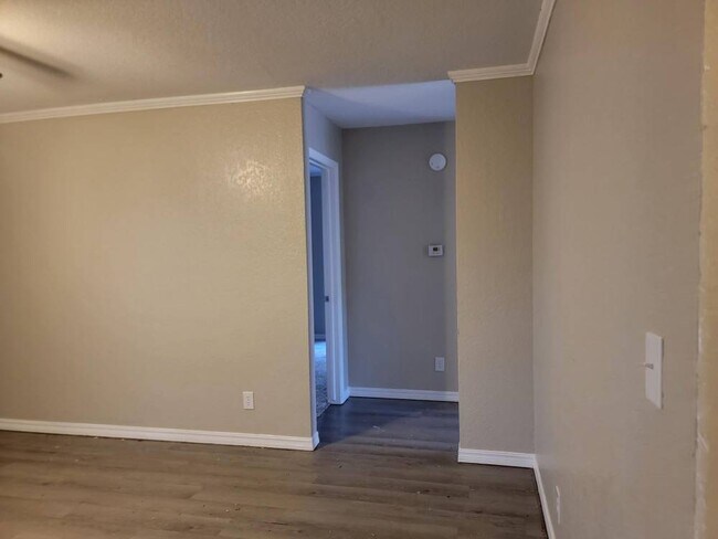 Building Photo - 136 N Greenleaf Dr